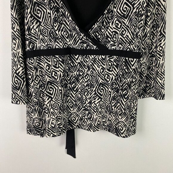 CJ Banks Blouse Size 2X Black White Faux Wrap Tie Back 3/4 Sleeves Stretch - Picture 3 of 10